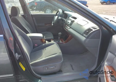 2005 Toyota Camry Xle z USA, uszkodzony, nr VIN 4T1BE30K95U075434